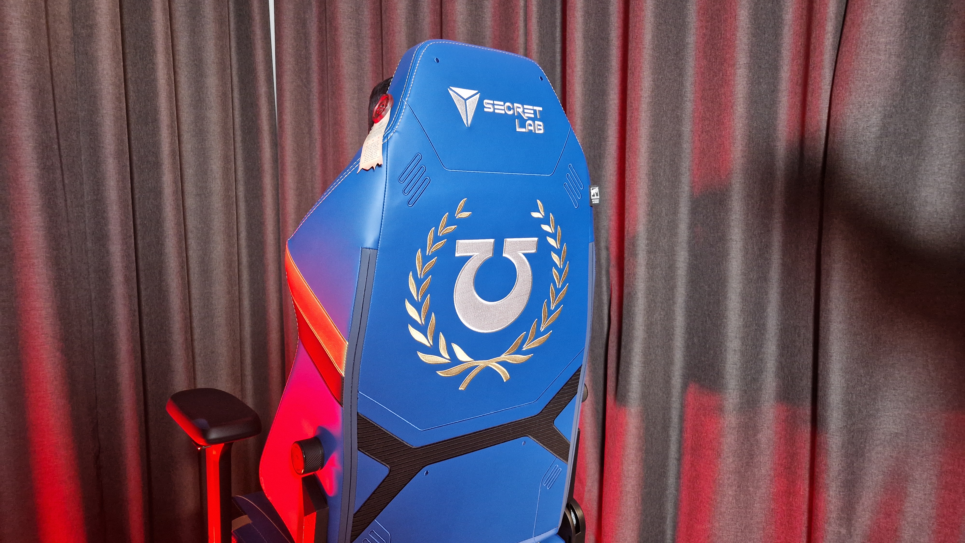 The rear of the Secretlab Titan Evo Warhammer 40,000 Ultramarine edition chair.