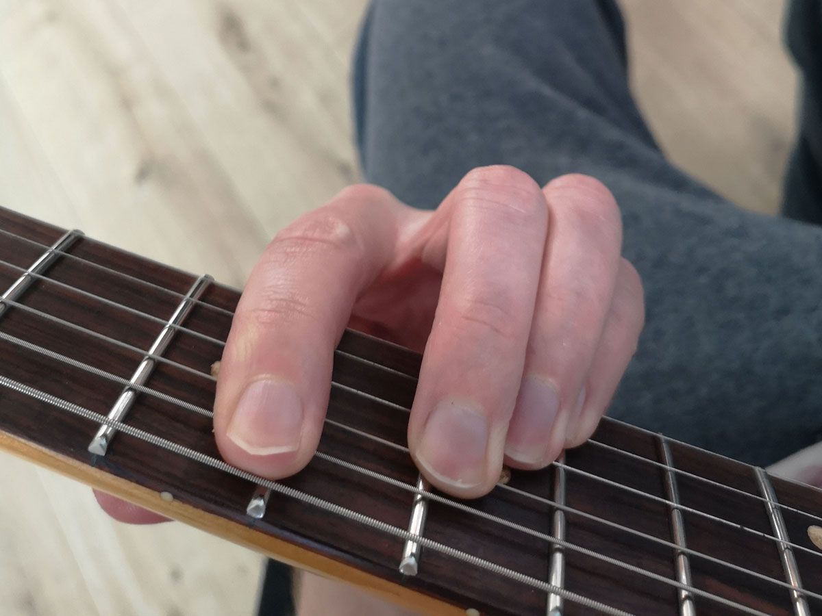 How to play an E chord on guitar