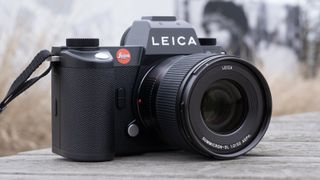 L'appareil photo Leica SL3 posé sur un banc en bois