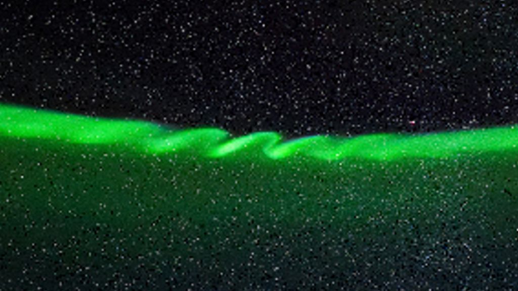 Rare 'aurora curls' after magnetic wave  4U3ihmmkRhxeiVKFqx4zfE-1024-80