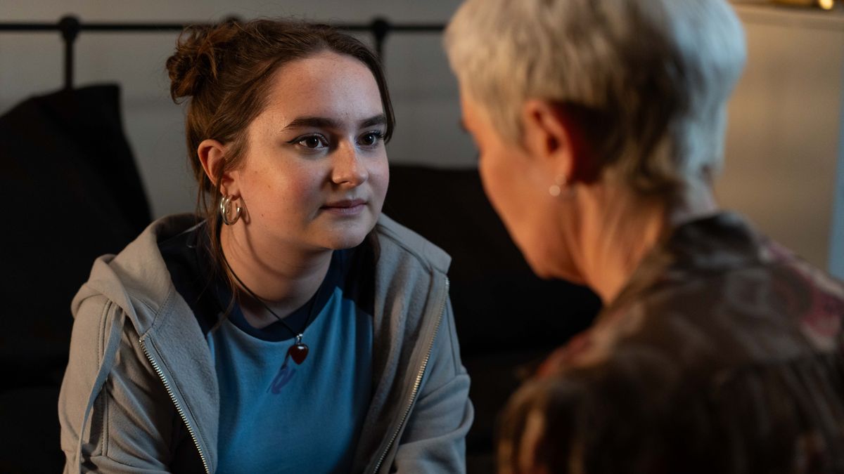 PIXIE DAVIES as Taylor Cooper talking to her mum Juliet in Unforgotten season 6