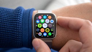 En Apple Watch 8 runt en persons handled, som håller på att bläddra bland appar och widgets på klockan.