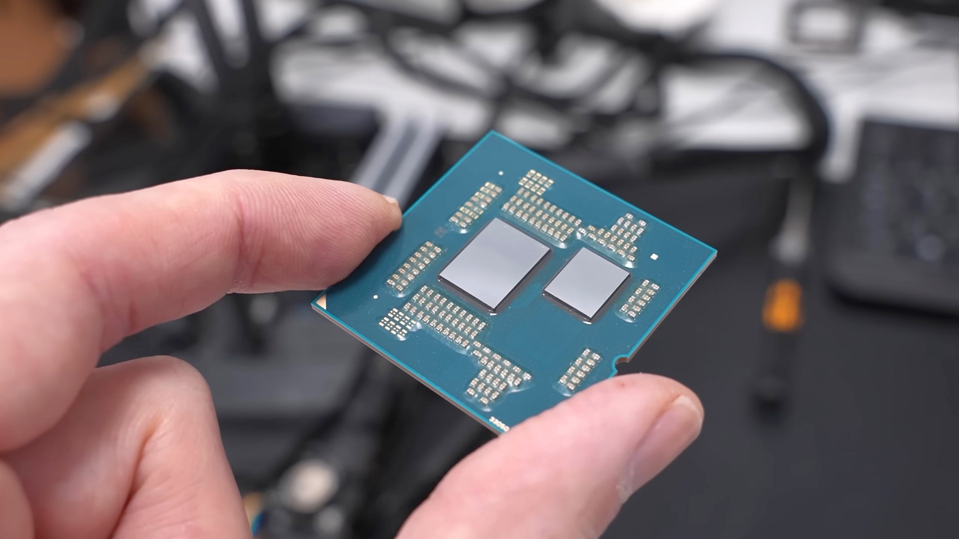 لقطة شاشة من فيديو Der8auer تظهر وحدة المعالجة المركزية Ryzen 9 9800X3D التي تم حذفها حديثًا.