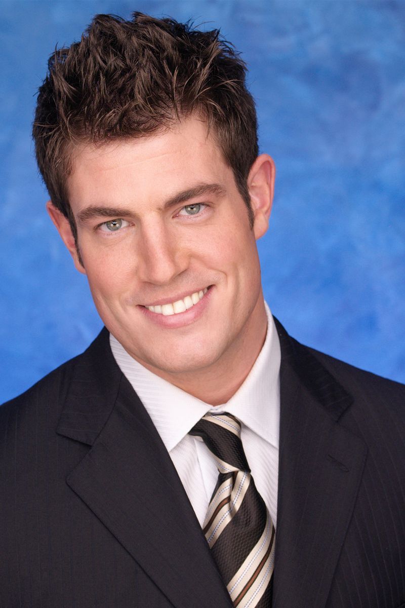 Hair, Face, Forehead, White-collar worker, Hairstyle, Eyebrow, Suit, Chin, Smile, Official,
