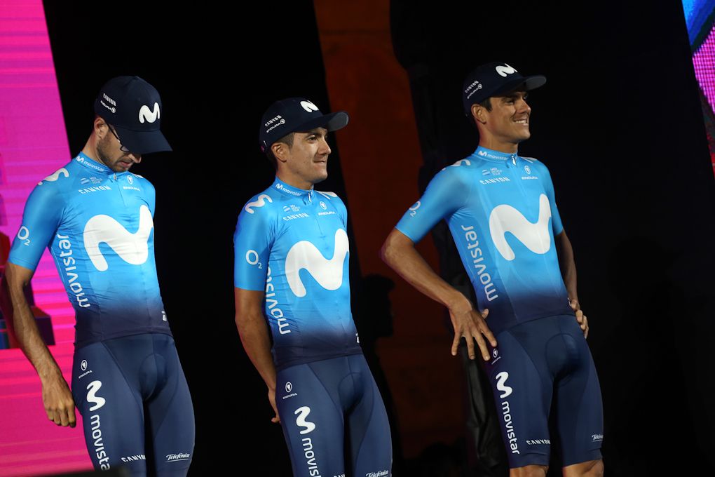 Richard Carapaz (Movistar) and teammates
