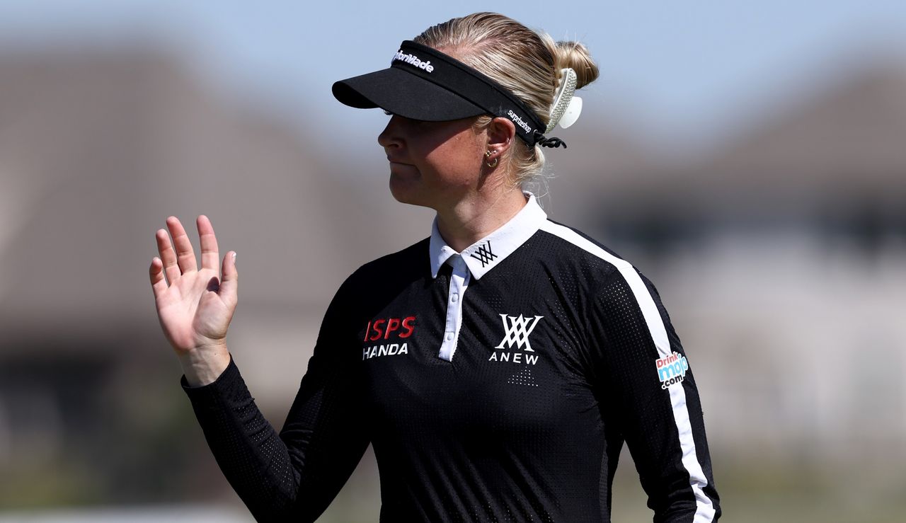 Hull waves to the crowd following her putt