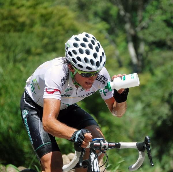 Oscar Sevilla re-hydrates on a sweltering day at the Vuelta a Colombia.
