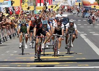 Alejandro Valverde (Caisse d'Epargne) takes the sprint