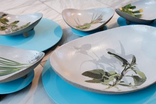 Plates with leaves