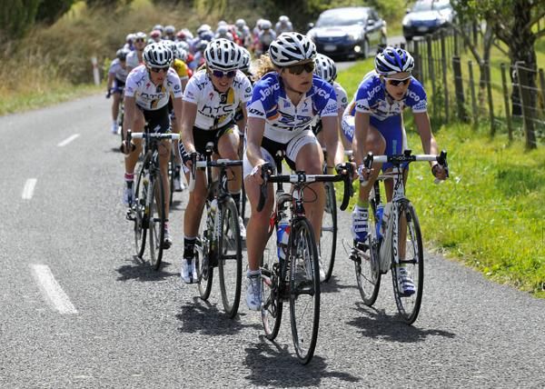 Jayco and HTC-Highroad control the peloton