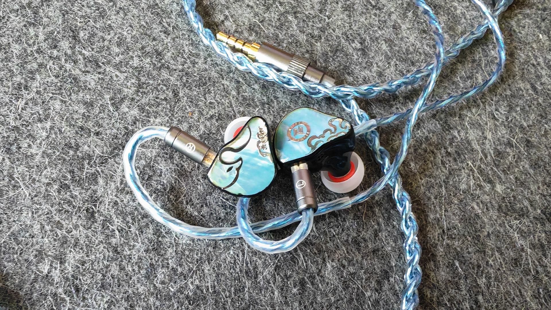 Photos of the blue Juzear Defiant IEM.