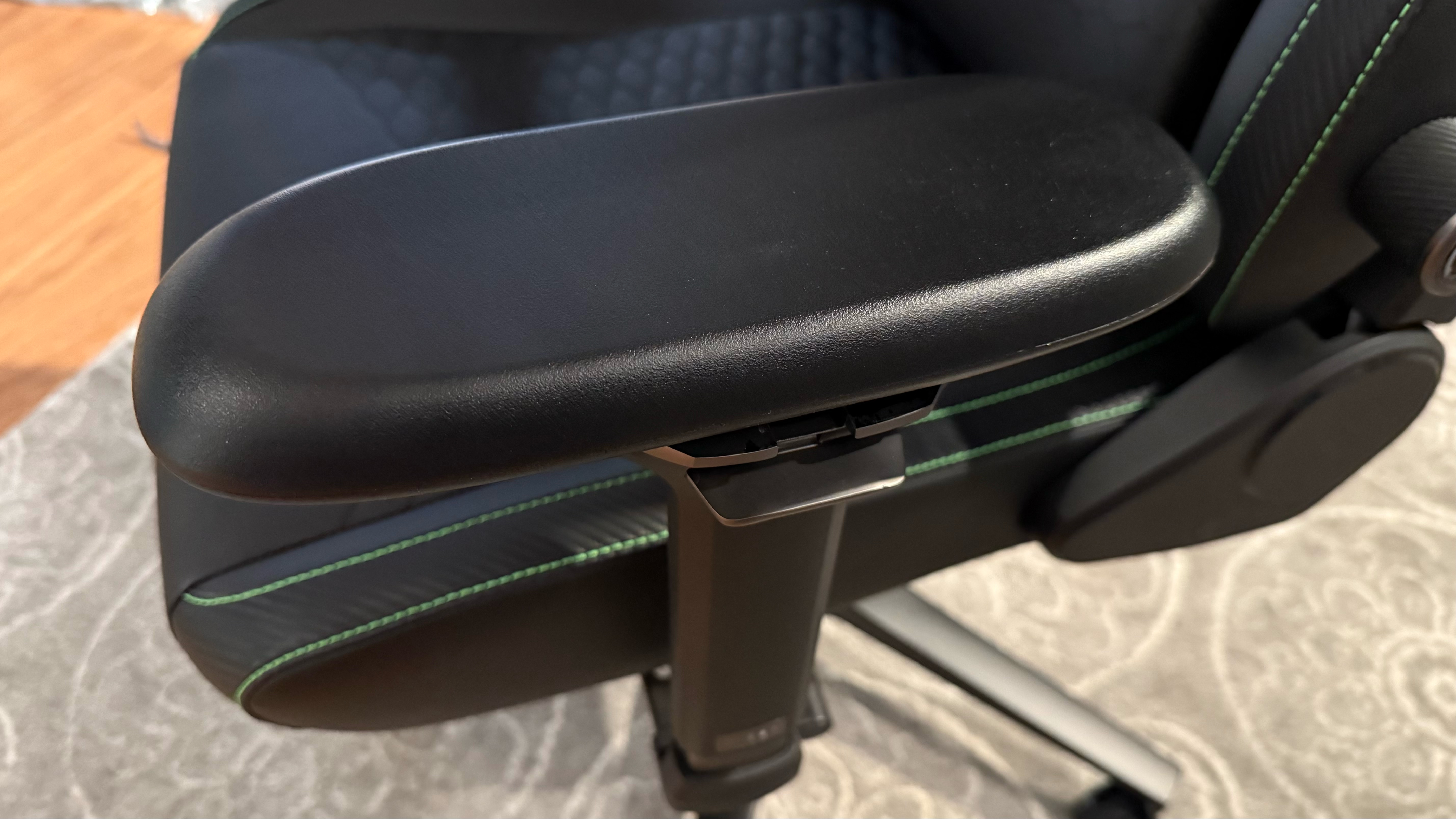 Razer Iskur V2