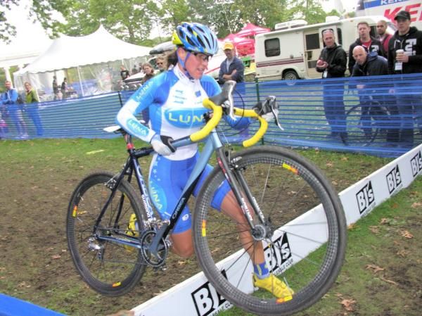 Katerina Nash (Luna Pro Team) runs alone through the barriers on her way to victory.