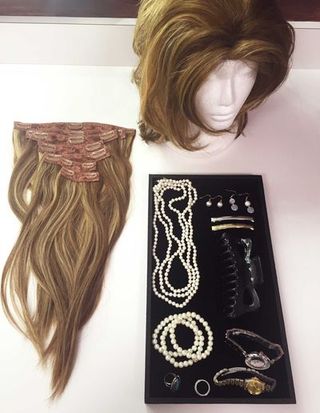 Hairstyle, Jewellery, Style, Earrings, Body jewelry, Artificial hair integrations, Chain, Natural material, Pendant, Silver,