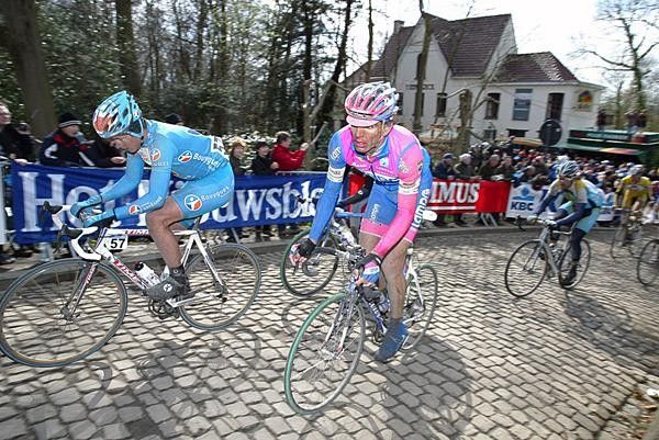 Alexandre Pichot (Bouygues Telecom) riding here in the last group on the road to finish.