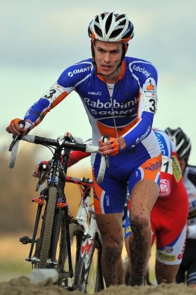 Joeri Adams (Rabo-Giant Offroad) puts his rivals under pressure.