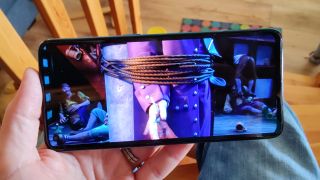 OnePlus Nord CE 5G i liggande läge. Visar film.