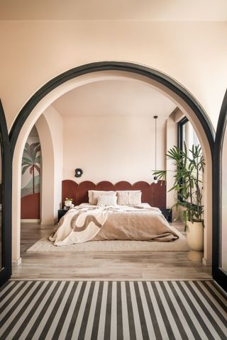 A bedroom with cream walls and ceiling