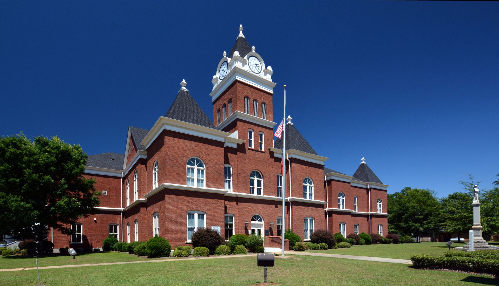 Jeffersonville, Georgia courthouse on a clear sky day