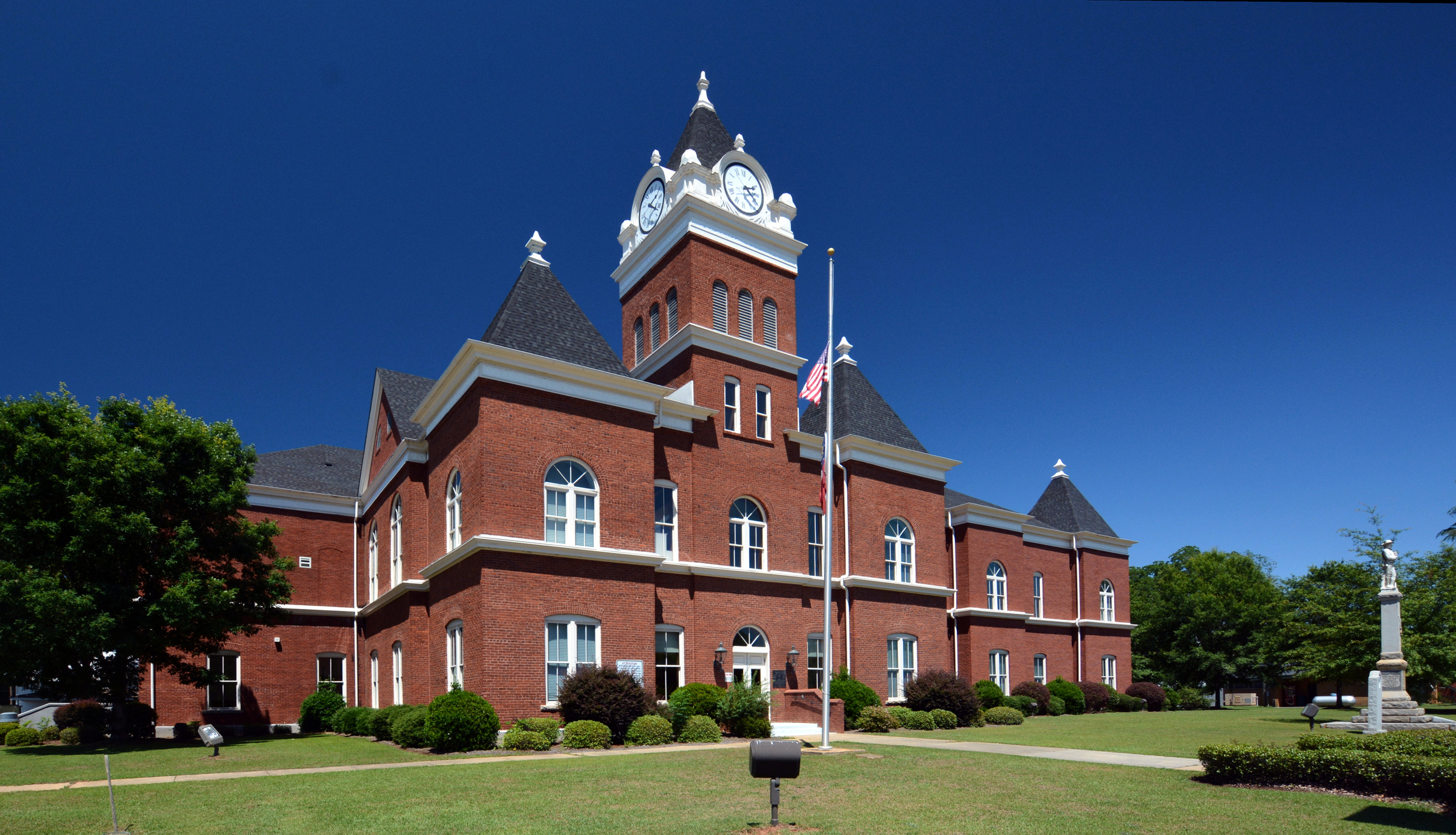 Jeffersonville, Georgia courthouse on a clear sky day