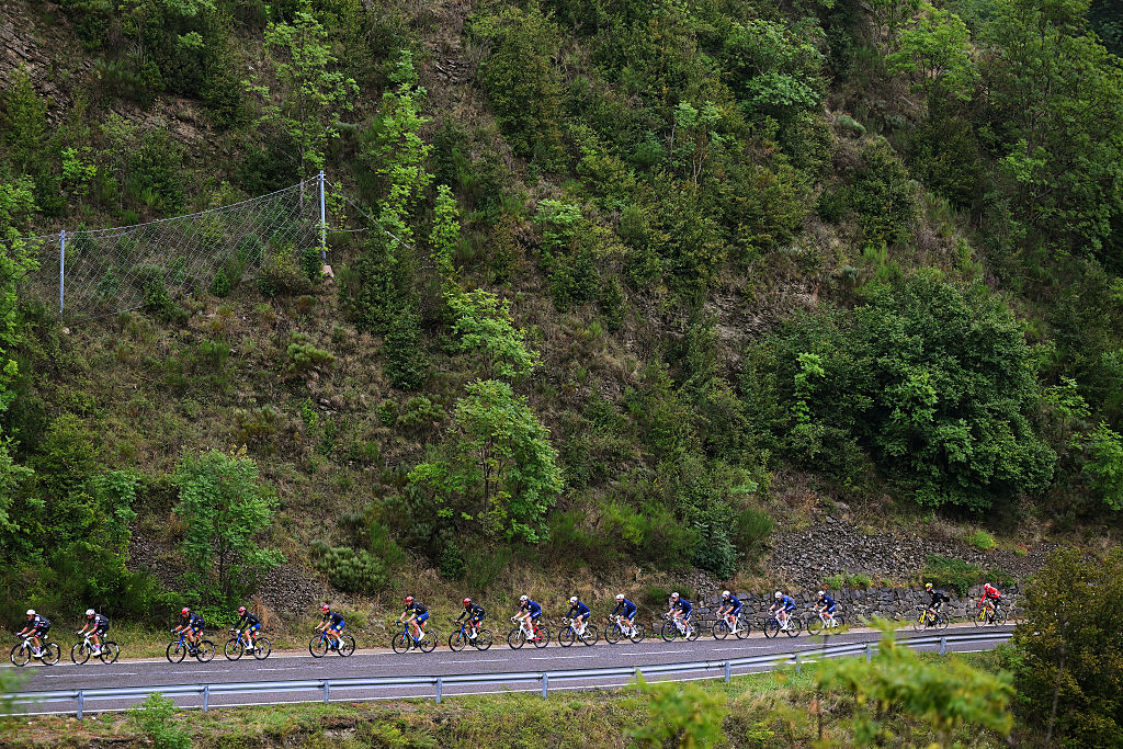 PAL, ANDORRA - AUGUST 28: A general view of the peloton competing during the La Vuelta - 80th Tour of Spain 2025, Stage 6 a 170.3km stage from Olot to Pal - Andorra 1900m / #UCIWT / on August 28, 2025 in Pal, Andorra. (Photo by Tim de Waele/Getty Images)