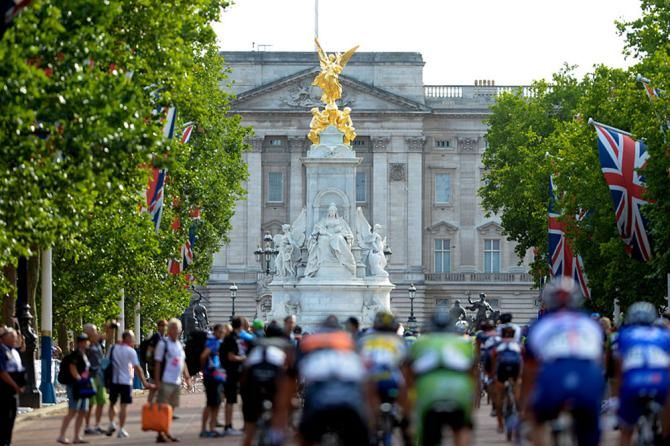 The riders arrive at the finish line to be greeted by the gates of Buckingham Palace.