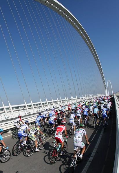 The peloton crosses the Reggio Emilio bridge.