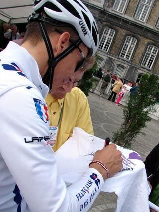 Philippe Gilbert (Francaise des Jeux) autographs T-shirts for the charity.