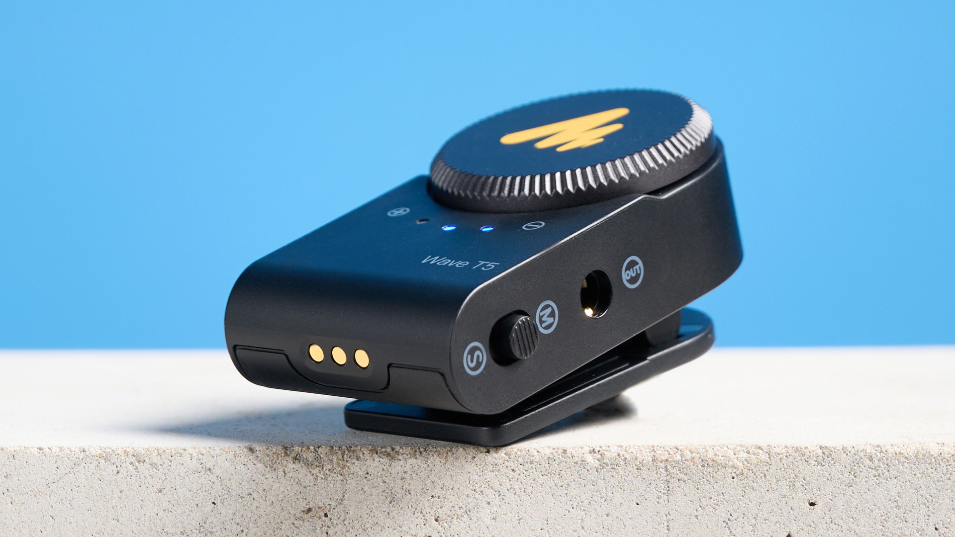 the maono wave t5 lavalier microphone shown against a blue background, showing the transmitters, receivers, and charging case