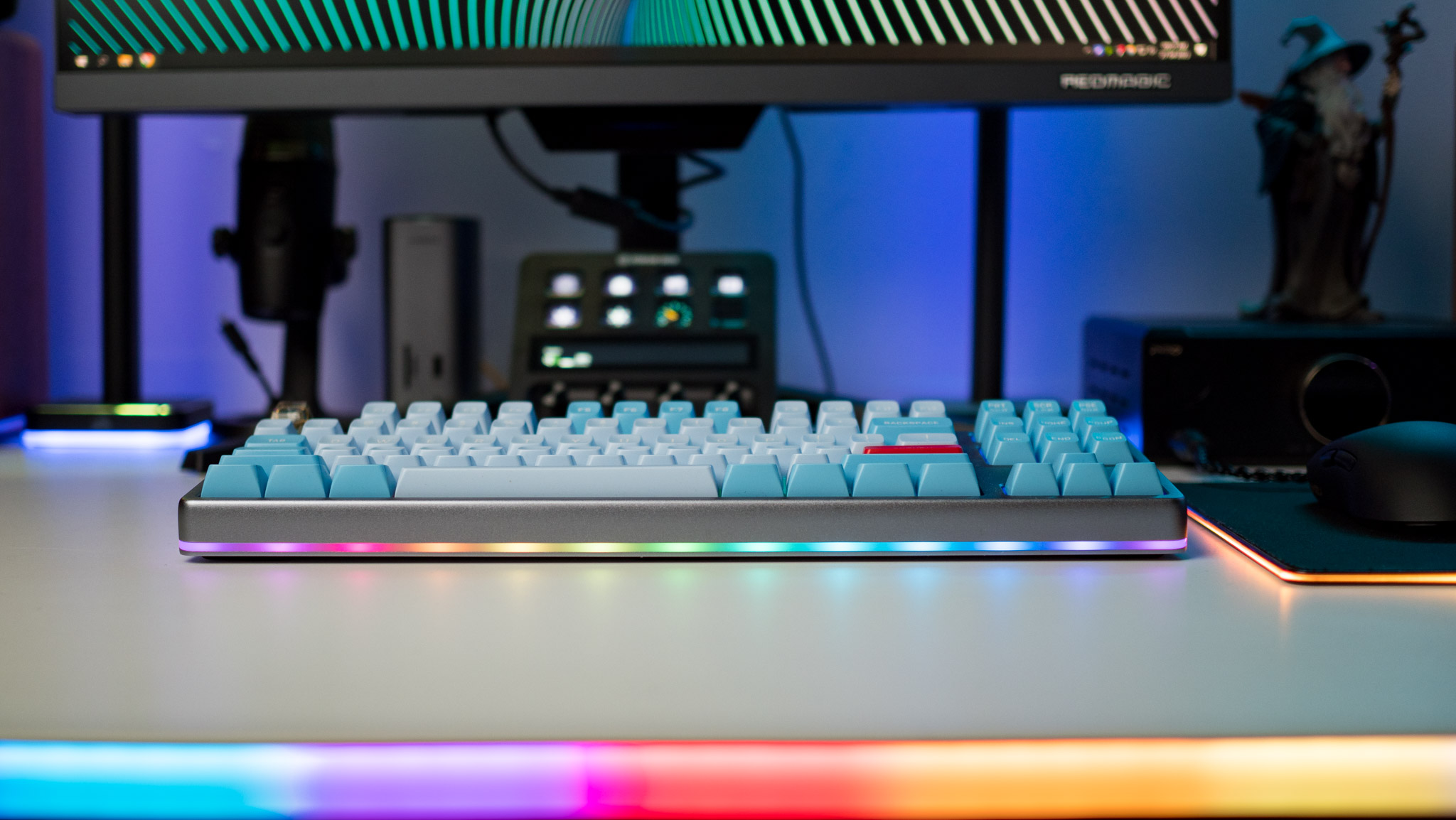 Iluminação RGB no Drop Americana Keyboard destacada contra o primeiro plano RGB