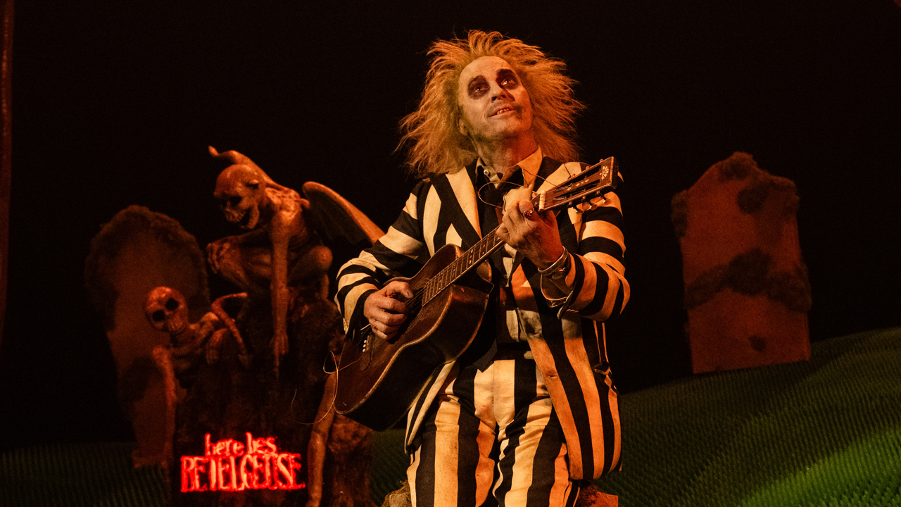 Мне нужно поговорить о важном музыкальном моменте Beetlejuice, потому что Тим Бертон сказал мне кое-что, что очень много значит