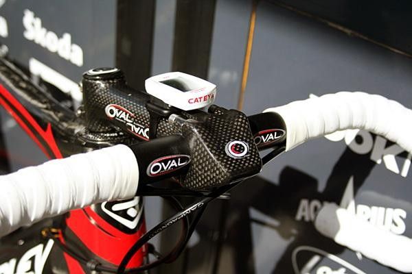 Robbie McEwen (Silence-Lotto) has a standard Oval Concepts R900 carbon stem