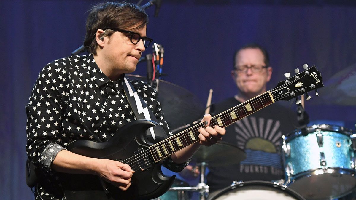 Rivers Cuomo of Weezer plays live