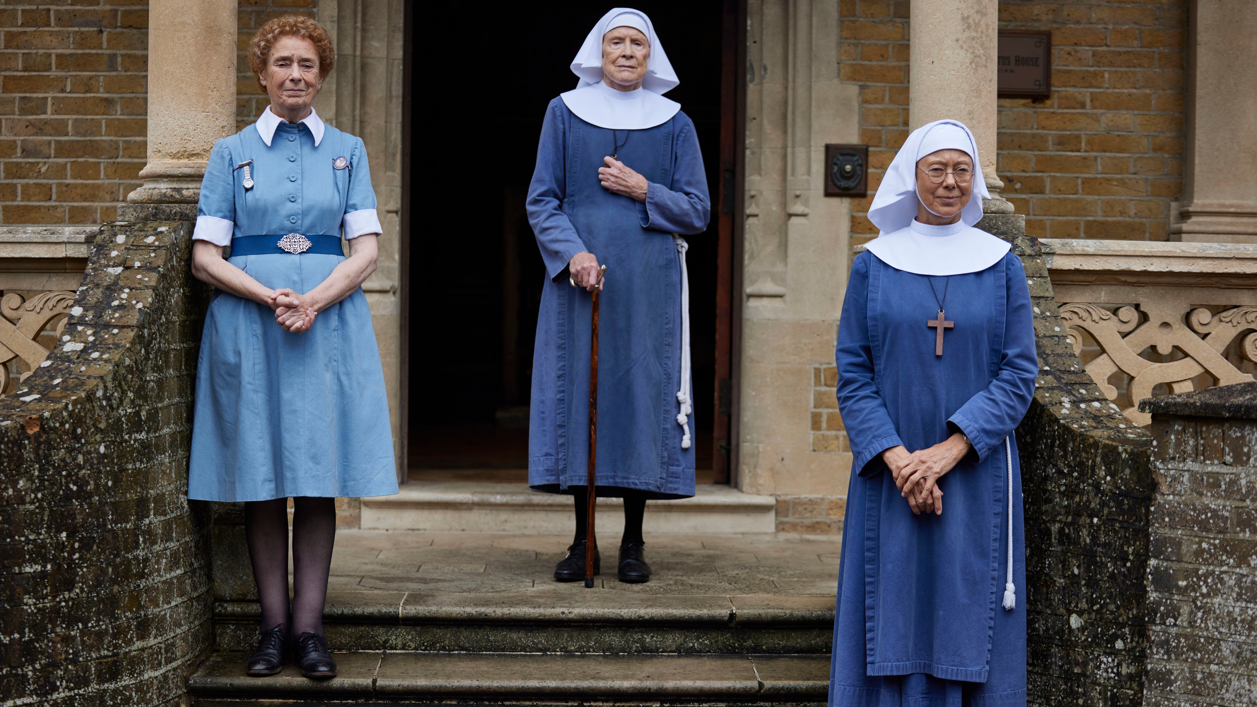 Sestra Crane (Linda Bassett), sestra Monica Joan (Judy Parfitt), sestra Julienne (Jenny Agutter) stojí před domem Nonnatus v porodní asistentské sezóně 14