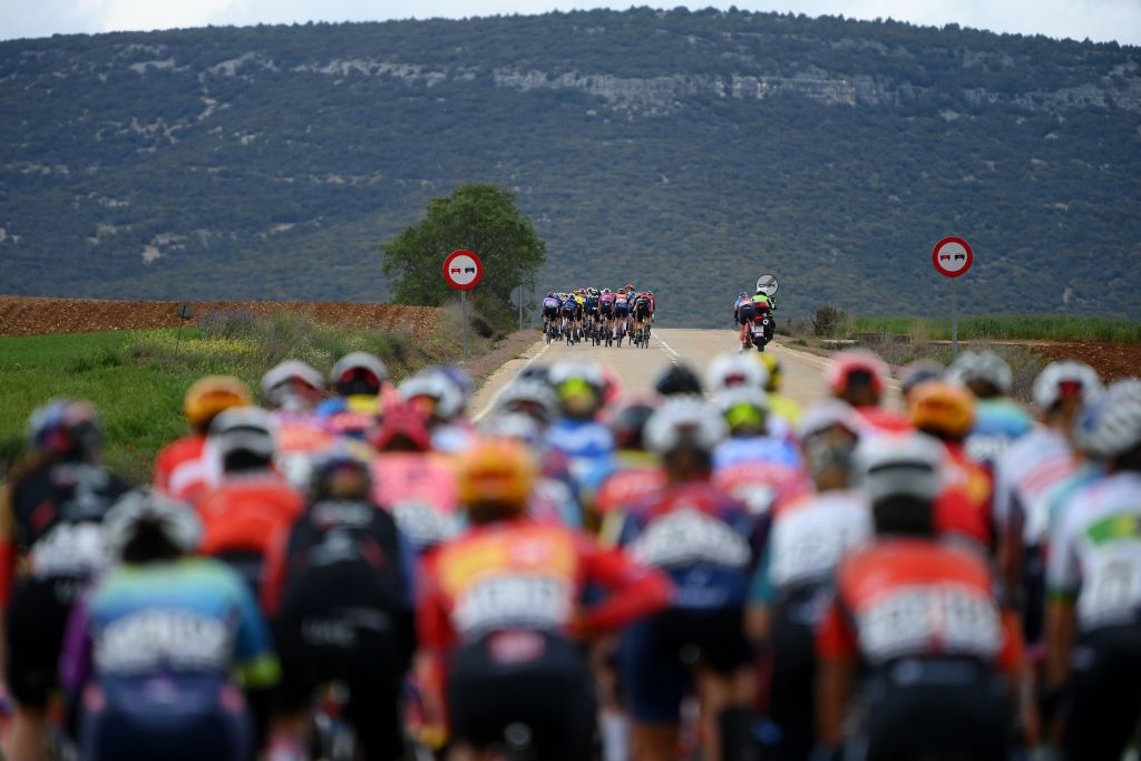 CANICOSA DE LA SIERRA SPAIN MAY 19 A general view of the peloton competing in echelons formation due to the crosswind during the 9th Vuelta a Burgos Feminas 2024 Stage 4 a 122km stage from Pearanda de Duero to Canicosa de la Sierra 1144m UCIWWT on May 19 2024 in Canicosa de la Sierra Spain Photo by Alex BroadwayGetty Images
