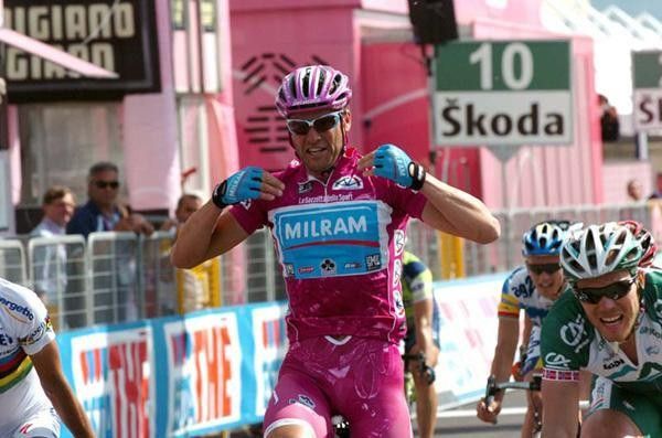 Petacchi thanks the team.