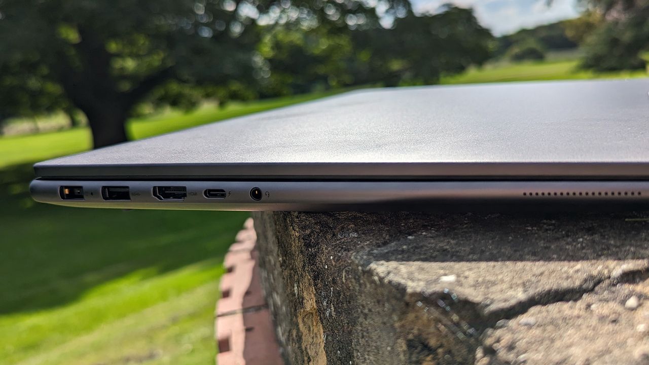 Lenovo Slim Pro 9i port selection