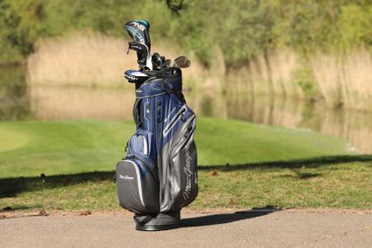 A lightweight yet highly practical cart bag