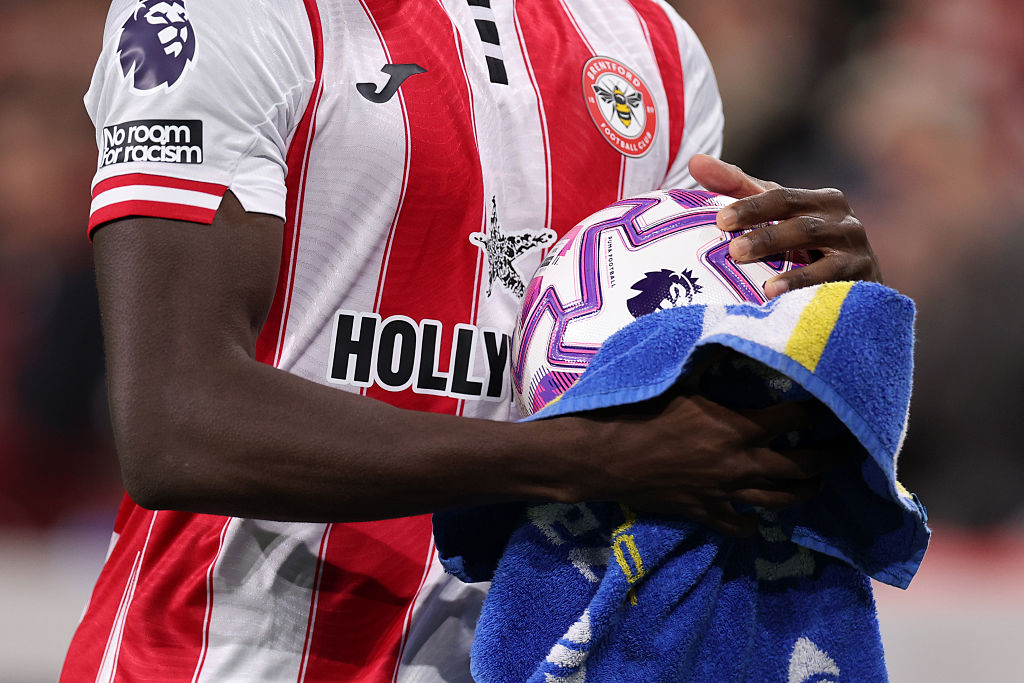 BRENTFORD, ENGLAND - OCTOBER 25: Michael Kayode of Brentford dries the ball with a towel before taking a long throw-in during the Premier League match between Brentford and Liverpool at Gtech Community Stadium on October 25, 2025 in Brentford, England. (Photo by Alex Pantling/Getty Images)