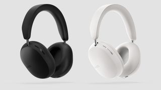 Sonos Ace-hörlurarna i svart och vitt bredvid varandra.