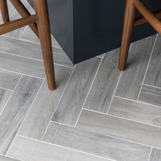 kitchen flooring with herringbon and wood effect porcelaine pattern