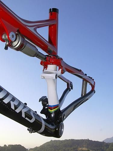The seat tube makes a distinct detour around the front derailleur as it makes its way to the bottom bracket shell.