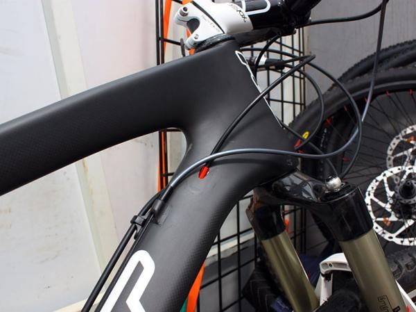 Cables are cleanly routed along the top edge of the down tube with the front derailleur line being fed internally.