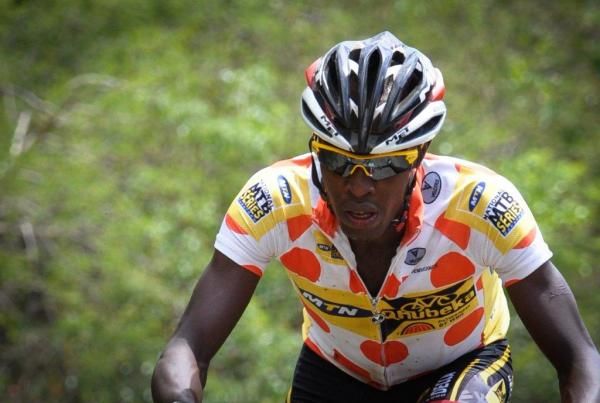 Adrien Niyonshuti chases Burry Stander