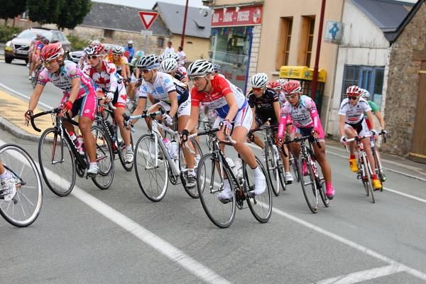 Dutch road champion Loes Gunnewijk (Nederland Bloeit) takes a corner in the bunch.