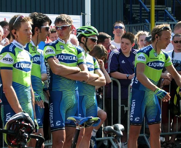 Liquigas wait to sign in.