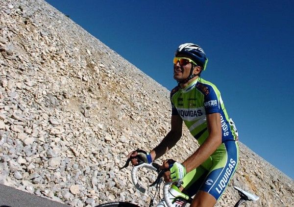Ivan Basso (Liquigas) struggles.