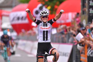 Ruth Winder (Sunweb) wins stage 5 at the Giro Rosa