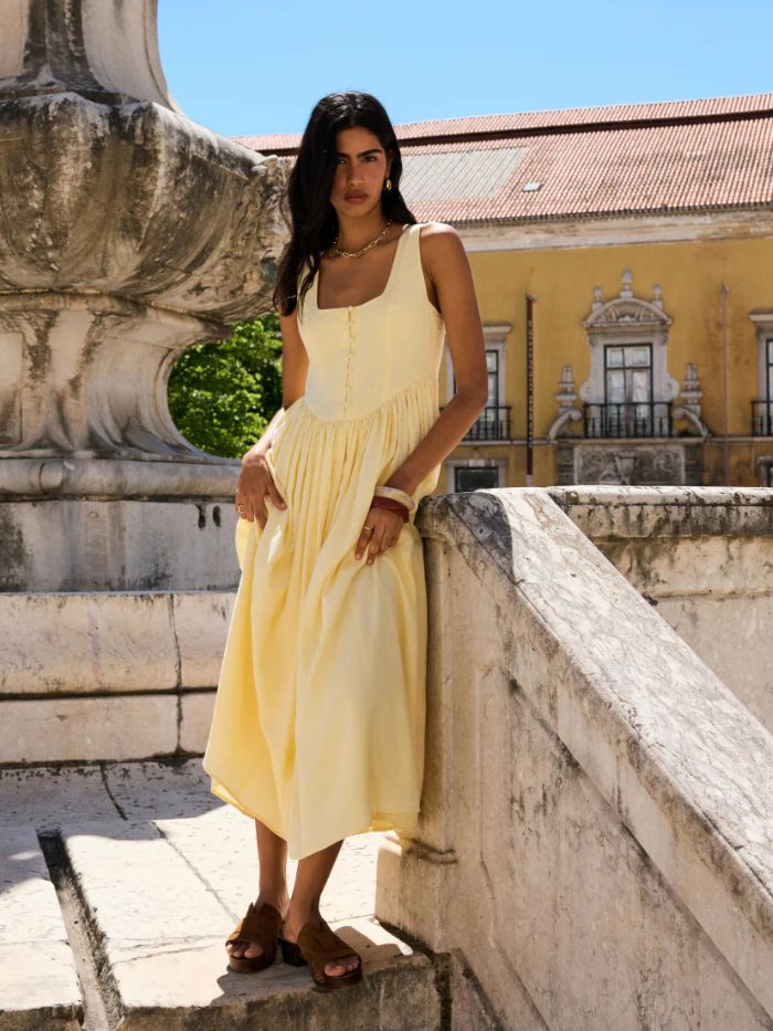 donna che indossa un abito giallo