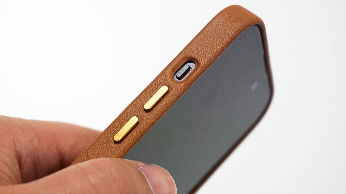 Mujjo iPhone 15 Full Leather button closeup